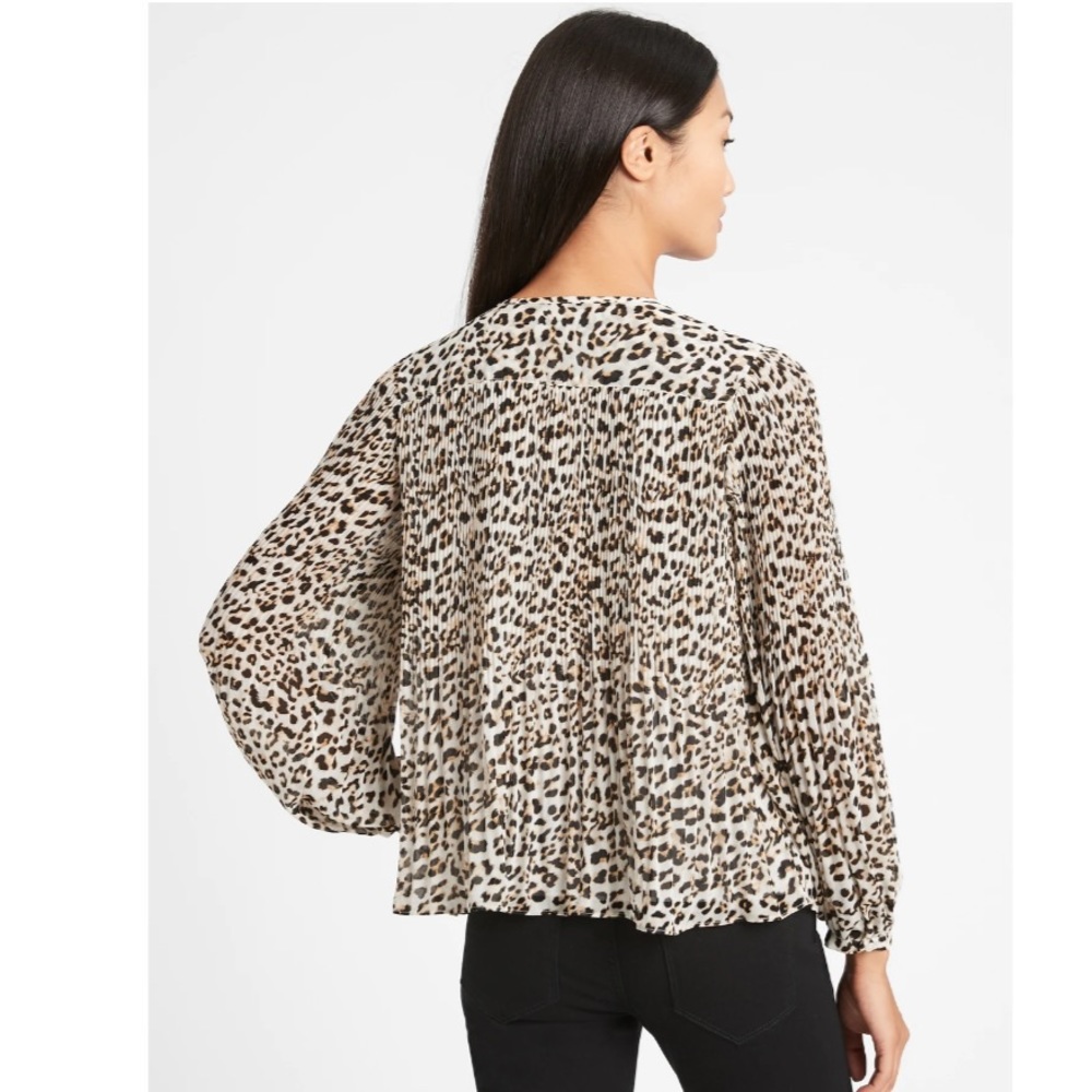 NWT BANANA REPUBLIC animal print pleated top sz L